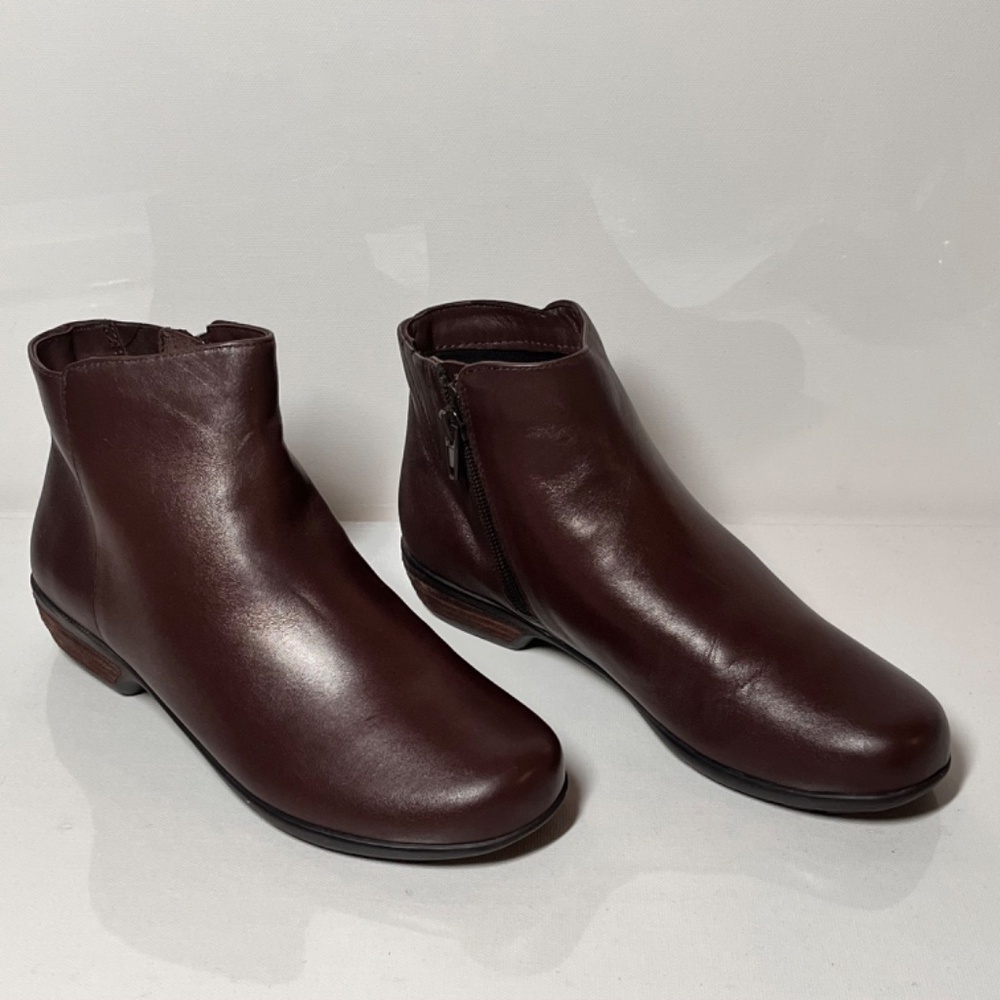 Walking Cradles Ezra Leather Ankle Booties Size: 7WW